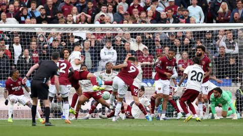 Gol West Ham ke gawang Arsenal dianulir wasit. (Dok. X/The Touchline)