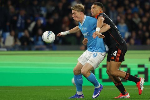 Rasmus Hojlund dan Alessandro Circati berebut bola dalam laga Serie A antara Napoli vs Parma di Naples, 15 Januari 2026. (Alessandro Garofalo/LaPresse via AP)