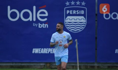 Layvin Kurzawa menjalani debut bersama Persib Bandung saat bersua Ratchaburi FC pada laga leg pertama 16 besar AFC Champions League Two 2025/2026 di Ratchaburi Stadium, Rabu (11/02/2026) dini