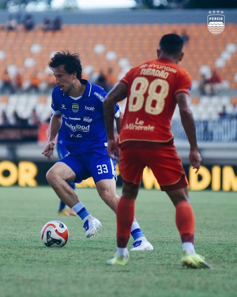 Manajer Persija Jakarta, Ardhi Tjahjoko, memberikan instruksi saat melawan Becamex Binh Duong pada laga Piala AFC di SUGBK, Jakarta, Selasa (26/2). Kedua klub bermain imbang 0-0. (Bola.com/M.