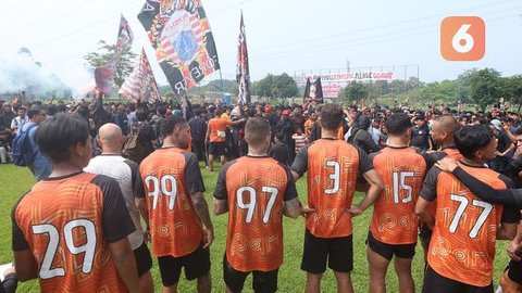 Manajer Persija Jakarta, Ardhi Tjahjoko, memberikan instruksi saat melawan Becamex Binh Duong pada laga Piala AFC di SUGBK, Jakarta, Selasa (26/2). Kedua klub bermain imbang 0-0. (Bola.com/M.
