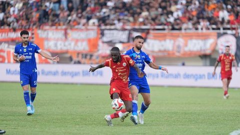 Manajer Persija Jakarta, Ardhi Tjahjoko, memberikan instruksi saat melawan Becamex Binh Duong pada laga Piala AFC di SUGBK, Jakarta, Selasa (26/2). Kedua klub bermain imbang 0-0. (Bola.com/M.