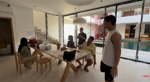 Desain Dapur dan Meja Makan Villa Lesti Kejora di Bali (youtube.com/@LeslarEntertainment)