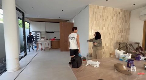 Desain Dapur dan Meja Makan Villa Lesti Kejora di Bali (youtube.com/@LeslarEntertainment)