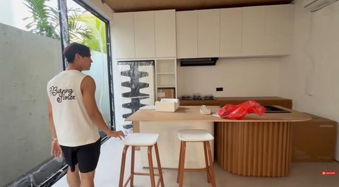 Desain Dapur dan Meja Makan Villa Lesti Kejora di Bali (youtube.com/@LeslarEntertainment)