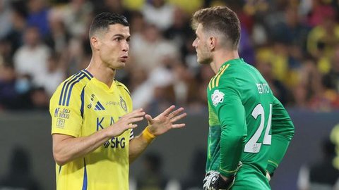 Bintang Al Nassr, Cristiano Ronaldo, dan kiper timnya, Bento.