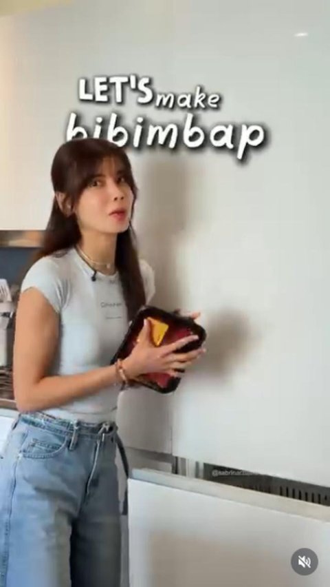 Sabrina Chairunnisa bareng anjing peliharaannya. [IG: @sabrinachairunnisa_]