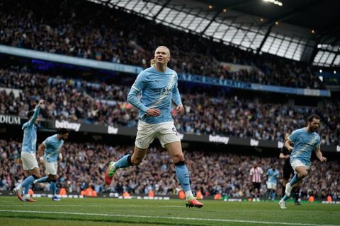 Pep Guardiola tidak hanya sukses sebagai pelatih namun ternyata juga berkilau saat menjadi pemain. Pelatih Manchester City ini tercatat telah meraih 15 trofi bersama Barcelona. Termasuk en