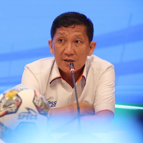 Direktur Utama PT Liga Indonesia Baru (PT LIB), Ferry Paulus (kanan), didampingi Direktur Operasional PT LIB, Asep Saputra, memberikan keterangan setelah menggelar managers meeting BRI Liga 1 2023/2024 di Hotel Sultan, Jakarta, Senin (26/6/2023) malam WIB.