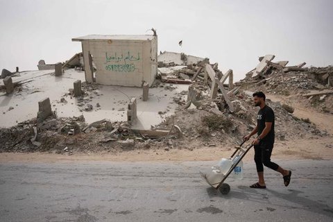 Situasi ini mengakibatkan lumpuhnya sistem air sekaligus dan mengancam kehidupan pengungsi Palestina di Gaza. Tampak dalam foto, para pengungsi Palestina berkumpul untuk mengambil air dari se