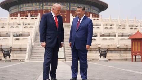 Presiden Tiongkok, Xi Jinping (kanan) dan Presiden Amerika Serikat (AS), Donald Trump saat mengunjungi Temple of Heaven, Beijing, Kamis 14 Mei 2026. (Brendan Smialowski/Pool Photo via AP)