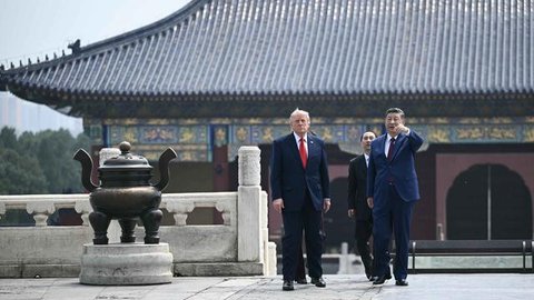 Presiden Tiongkok, Xi Jinping (kanan) dan Presiden Amerika Serikat (AS), Donald Trump saat mengunjungi Temple of Heaven, Beijing, Kamis 14 Mei 2026. (Brendan Smialowski/Pool Photo via AP)