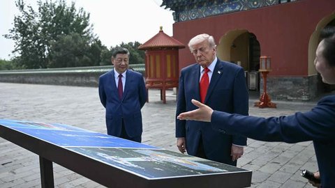Presiden Amerika Serikat (AS), Donald Trump (kiri) berdiri bersama Presiden Tiongkok, Xi Jinping di Temple of Heaven, Beijing, Kamis 14 Mei 2026. (AP Photo/Mark Schiefelbein)