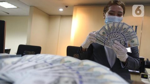 Nilai tukar mata uang rupiah terhadap dolar, selalu mengalami perubahan setiap saat terkadang melemah terkadang juga dapat menguat.