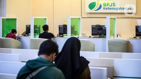 Wali Kota Depok, Supian Suri melihat langsung kondisi santri diduga alami keracunan dan mendapatkan perawatan di RS Brimob Kelapa Dua Depok (Liputan6.com/Dicky Agung Prihanto)  &nbs