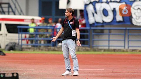 Pelatih Persija Jakarta, Mauricio Ferreira De Souza saat laga lanjutan BRI Super League 2025/2026 melawan Persib Bandung di Stadion Gelora Bandung Lautan Api, Bandung, Minggu (11/01/2026). (Bola.com/Abdul Aziz)