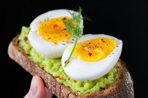 Aktivitas jual beli telur di pasar Kebayoran Lama, Jakarta, Kamis (5/7/2020). Sebenarnya telur ayam infertil atau telur HE layak konsumsi, namun lebih cepat membusuk karena berasal dari ayam