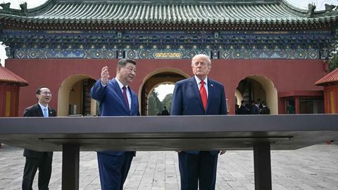 Presiden Amerika Serikat (AS), Donald Trump (kanan) berdiri di samping Presiden Tiongkok, Xi Jinping di Temple of Heaven, Beijing, Kamis 14 Mei 2026. (AP Photo/Mark Schiefelbein)