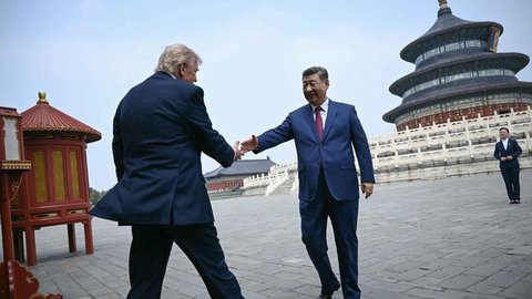 Presiden Amerika Serikat (AS), Donald Trump (kanan) berdiri di samping Presiden Tiongkok, Xi Jinping di Temple of Heaven, Beijing, Kamis 14 Mei 2026. (AP Photo/Mark Schiefelbein)