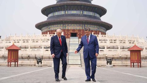 Presiden Amerika Serikat (AS), Donald Trump (kanan) berdiri di samping Presiden Tiongkok, Xi Jinping di Temple of Heaven, Beijing, Kamis 14 Mei 2026. (AP Photo/Mark Schiefelbein)