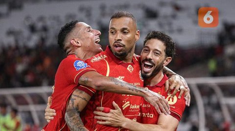 Striker Persija Jakarta,Maxwell mendapatkan pengawalan ketat dari winger PSIM Yogyakarta, Ezequiel Vidal dalam laga pekan ke-14 BRI Super League 2025/2026 di Stadion Utama Gelora Bung Karno,