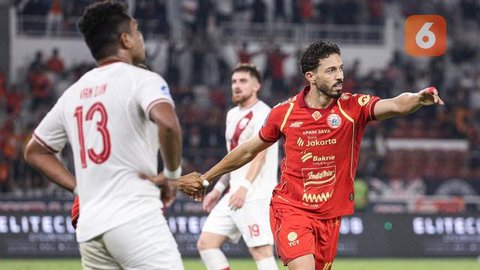 Striker Persija Jakarta,Maxwell mendapatkan pengawalan ketat dari winger PSIM Yogyakarta, Ezequiel Vidal dalam laga pekan ke-14 BRI Super League 2025/2026 di Stadion Utama Gelora Bung Karno,