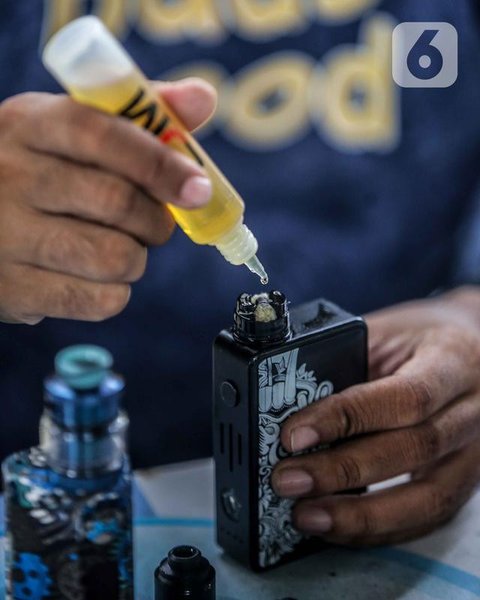 Sejumlah batang rokok ilegal diperlihatkan petugas saat rilis rokok ilegal di Kantor Direktorat Jenderal Bea Cukai, Jakarta, Jumat (30/9). Rokok ilegal ini diproduksi oleh mesin dengan total