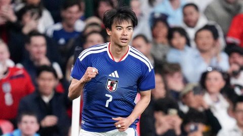 Pemain Brighton & Hove Albion, Kaoru Mitoma, melakukan selebrasi setelah mencetak gol ke gawang Manchester City pada laga Liga Inggris di Etihad Stadium, Kamis, 8 Januari 2026. (AP Photo/Dave