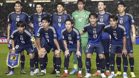 Pemain Brighton & Hove Albion, Kaoru Mitoma, melakukan selebrasi setelah mencetak gol ke gawang Manchester City pada laga Liga Inggris di Etihad Stadium, Kamis, 8 Januari 2026. (AP Photo/Dave