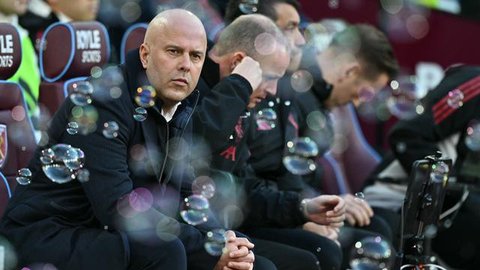 Manajer Liverpool, Arne Slot, memberi instruksi dari tepi lapangan saat menghadapi Wolverhampton Wanderers dalam pertandingan Liga Inggris di Molineux, Inggris, Rabu (4/3/2026) dini hari WIB.