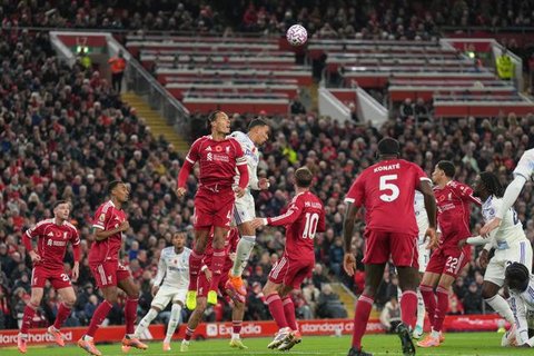 Manajer Liverpool, Arne Slot, memberi instruksi dari tepi lapangan saat menghadapi Wolverhampton Wanderers dalam pertandingan Liga Inggris di Molineux, Inggris, Rabu (4/3/2026) dini hari WIB.