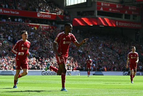 Manajer Liverpool, Arne Slot, memberi instruksi dari tepi lapangan saat menghadapi Wolverhampton Wanderers dalam pertandingan Liga Inggris di Molineux, Inggris, Rabu (4/3/2026) dini hari WIB.