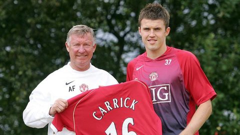 Pada awal musim 2006/2007 Alex Ferguson kepincut dengan penampilannya bersama Tottenham Hotspur. Michael Carrick pun didatangkan ke Old Trafford pada 2 Agustus 2006. Ia mendapatkan jersey bernomor 16 yang pernah dipakai Roy Keane.