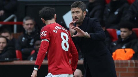 Pelatih sementara Manchester United asal Inggris, Michael Carrick, berbicara dengan gelandang Manchester United asal Portugal bernomor punggung 08, Bruno Fernandes, selama pertandingan Liga Inggris antara Manchester United dan Manchester City di Old Trafford, Manchester, barat laut Inggris, pada 17 Januari 2026.