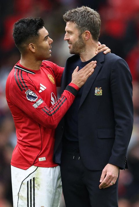 Manajer interim Manchester United, Michael Carrick (kanan), dan Casemiro. (Darren Staples / AFP)