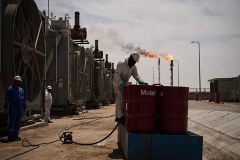 Kenaikan harga minyak dunia dipicu beberapa faktor utama, terutama situasi geopolitik antara Amerika Serikat dan Iran. Tampak dalam foto, harga bensin yang melebihi 8 delapan dolar AS per gal