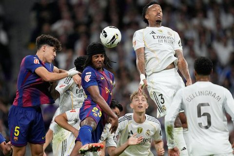 Jules Kounde dari Barcelona menyundul bola dalam pertandingan La Liga melawan Real Madrid di Santiago Bernabeu, Minggu, 26 Oktober 2025.