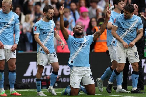 Striker Man City, Antoine Semenyo melakukan selebrasi usai mencetak gol ke gawang Chelsea pada final Piala FA 2025/2026.
