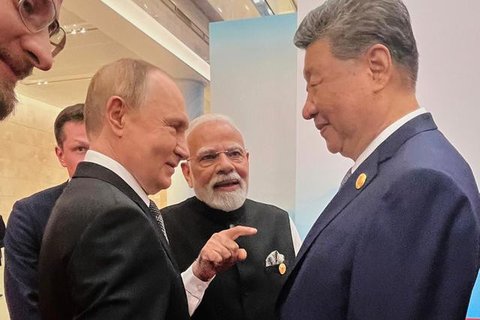 Presiden Donald Trump menyambut Presiden Rusia Vladimir Putin di Pangkalan Gabungan Elmendorf-Richardson, Alaska, Amerika Serikat, Jumat (15/8/2025). (Dok. AP/Julia Demaree Nikhinson)