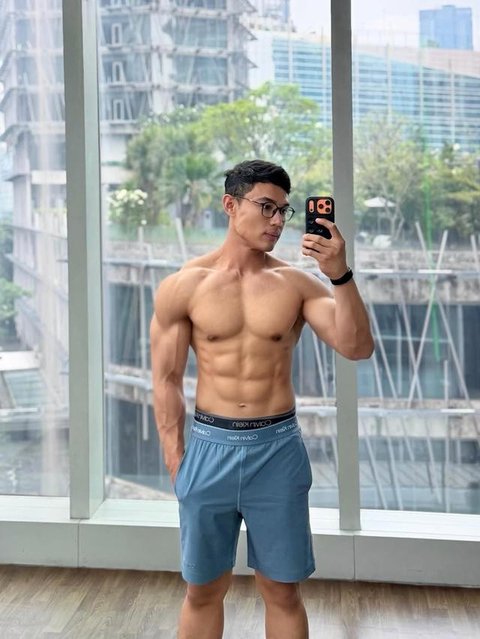 Perubahan fisik Fahri Azmi didapat dari rutinitas olahraga yang konsisten dari gym training, lari, hingga ikut berbagai challenge kebugaran seperti HYROX.