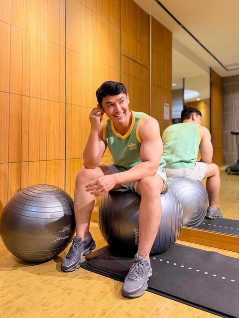 Perubahan fisik Fahri Azmi didapat dari rutinitas olahraga yang konsisten dari gym training, lari, hingga ikut berbagai challenge kebugaran seperti HYROX.