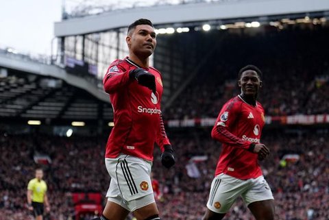 Selebrasi Casemiro usai dirinya berhasil mencetak gol pembuka ketika Manchester United menang atas Fulham di Old Trafford, Minggu (1/2/2026) malam WIB. (AP Photo/Martin Rickett)