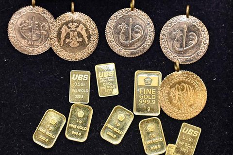 Pegawai menunjukkan emas batangan 24 karat di gerai Galeri 24, kawasan Kebayoran Baru, Jakarta, Kamis (5/8/2021). Harga emas yang dijual PT Aneka Tambang Tbk dijual lebih murah Rp 2.000 per g