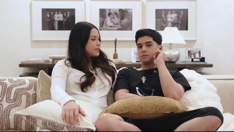Potret Ruang TV Rumah Al Ghazali dan Alyssa Daguise (Foto: YouTube/The ALs)