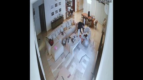 Potret Ruang TV Rumah Al Ghazali dan Alyssa Daguise (Foto: YouTube/The ALs)