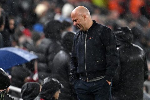 Pelatih asal Belanda Liverpool, Arne Slot, bereaksi setelah timnya kebobolan gol pertama dalam pertandingan leg kedua perempat final Liga Champions 2025/2026 antara Liverpool dan Paris Saint-Germain di Anfield, Liverpool, Inggris barat laut, pada 14 April 2026.