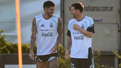 Pemain Argentina Lionel Messi merayakan gol saat melawan Prancis pada pertandingan sepak bola final Piala Dunia 2022 di Stadion Lusail, Lusail, Qatar, 18 Desember 2022. Bermain imbang 3-3 sel