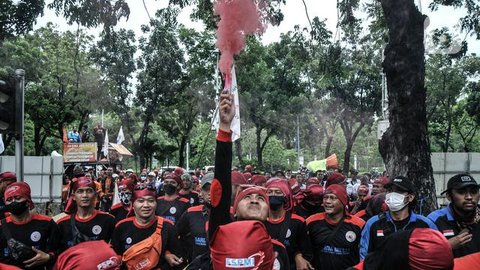 Berdasarkan survei Asosiasi Pengusaha Indonesia (Apindo) terhadap 357 perusahaan anggotanya yang dilakukan per Maret 2025, mayoritas atau sekitar 65% mengatakan PHK menjadi opsi karena terjad