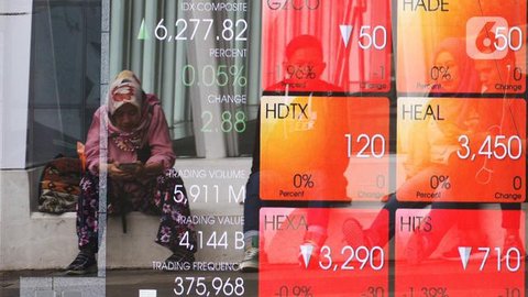 Pekerja menatap layar monitor yang menampilkan Indeks Harga Saham Gabungan (IHSG) di Bursa Efek Indonesia, Jakarta, Jumat (7/2/2025). (Liputan6.com/Angga Yuniar)