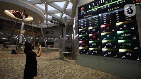Pekerja menatap layar monitor yang menampilkan Indeks Harga Saham Gabungan (IHSG) di Bursa Efek Indonesia, Jakarta, Jumat (7/2/2025). (Liputan6.com/Angga Yuniar)